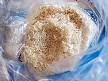 Sichergestelltes N-Methylamphetamin (umgangssprachlich abgekürzt Meth oder Crystal) - dieses Rauschgift hat der verurteilte 27-Jährige im Landkreis Coburg verkauft.  Foto: Arno Burgi/dpa