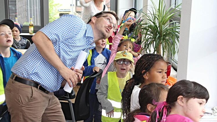 Verbiegen musste sich Bürgermeister Wolfram Thein, um Ausschau nach dem Wappen am Zunftbaum zu halten, über welches die Kinder etwas wissen wollten.  Foto: Helmut Will