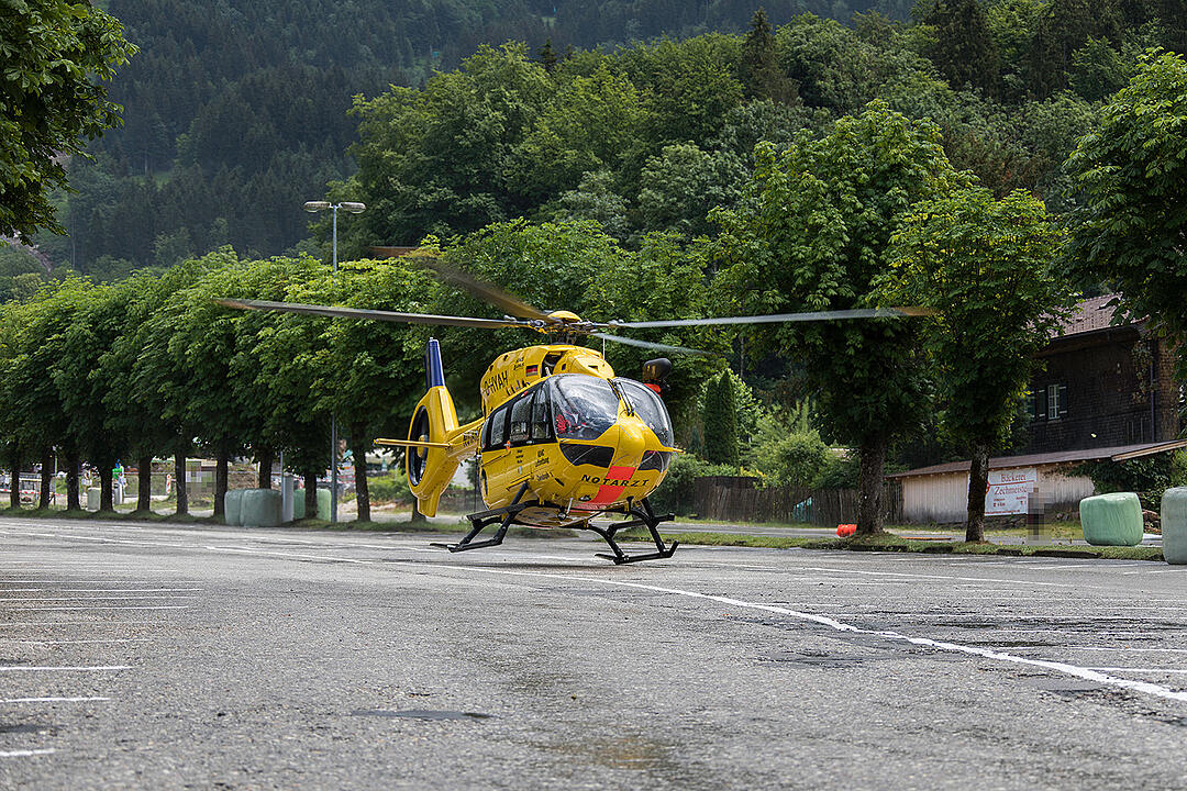 Rennwagen verliert Kontrolle und rast in Zuschauer – mindestens sieben Verletzte in Oberbayern