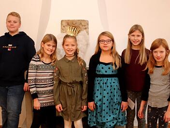 Vera Tietze, das Christkind mit Krone, mit seinen Engelchen und Julius  Petersilka. Neben Julius stehen Lina, Christkind Vera, Aimie, Sophia und Ronja. Fotos: Johanna Blum