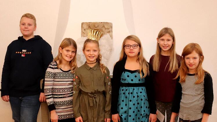 Vera Tietze, das Christkind mit Krone, mit seinen Engelchen und Julius  Petersilka. Neben Julius stehen Lina, Christkind Vera, Aimie, Sophia und Ronja. Fotos: Johanna Blum