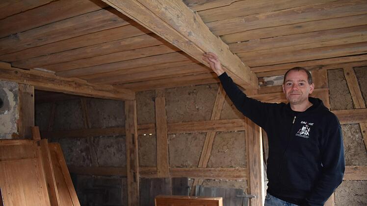 Neue Balken stützen die Decken. Foto: Petra Malbrich