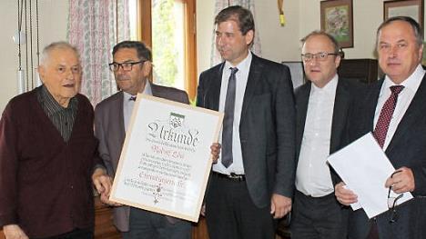 Altersjubilar Rudi Löw (l.) freute sich über die Glückwünsche zu seinem 90. Geburtstag. Das besondere Geschenk der Gemeinde war die Ehrenbürgerwürde, die Löw als Erstem zuteil wurde. Foto: Carmen Schwind