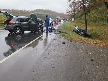 Auf der Bundesstra&szlig;e 85 im Landkreis Kronach kollidierten zwei Autos, nachdem einer der Fahrer von der Stra&szlig;e abgekommen war.