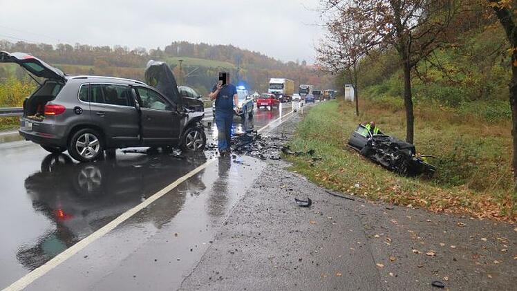 Auf der Bundesstra&szlig;e 85 im Landkreis Kronach kollidierten zwei Autos, nachdem einer der Fahrer von der Stra&szlig;e abgekommen war.