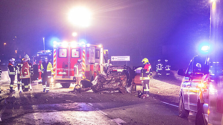 Auto schleudert &uuml;ber Fahrbahn und kracht in Leitplanke: Drei junge Erwachsene schwer verletzt
