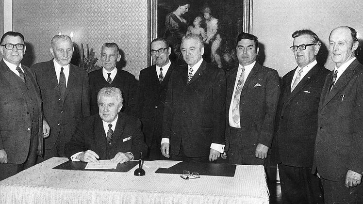 Im Dezember 1971 unterzeichnete im Bad Kissinger Rathaus der Dienst&auml;lteste der B&uuml;rgermeister der neuen Stadtteile, Josef M&uuml;ller (Hausen), den Eingemeindungsvertrag in Anwesenheit seiner Kollegen (von links) Franz Karbacher (Winkels), Michael Schie...