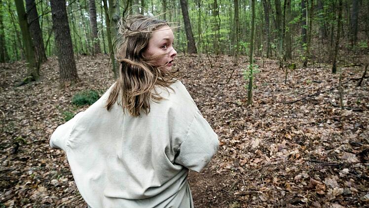 Laura (Mathilde Bundschuh) versucht ihren Häschern durch den Wald zu entkommen.