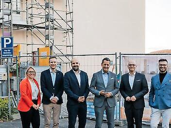 Oberb&uuml;rgermeister Dirk Vogel (Zweiter von rechts) sowie Wirtschaftsf&ouml;rderer Sebastian M. B&uuml;nner (rechts) besuchten die Marbachtalklinik mit (von links) Amelie Karges, Stellvertretende Kaufm&auml;nnische Leiterin, Max B&uuml;rger, Stellvertretender Leitender...