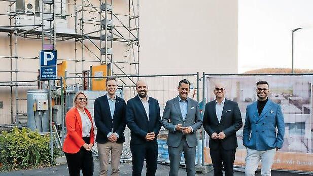 Oberbürgermeister Dirk Vogel (Zweiter von rechts) sowie Wirtschaftsförderer Sebastian M. Bünner (rechts) besuchten die Marbachtalklinik mit (von links) Amelie Karges, Stellvertretende Kaufmännische Leiterin, Max Bürger, Stellvertretender Leitender...