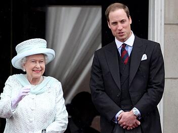 Von Geburt an designierter K&ouml;nig: Prinz William f&uuml;hrte von Geburt an ein au&szlig;ergew&ouml;hnliches Leben. Aber selten ein ruhiges - was seine Gro&szlig;mutter, Queen Elizabeth, besorgte.