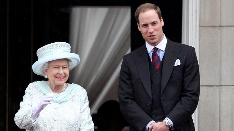 Von Geburt an designierter K&ouml;nig: Prinz William f&uuml;hrte von Geburt an ein au&szlig;ergew&ouml;hnliches Leben. Aber selten ein ruhiges - was seine Gro&szlig;mutter, Queen Elizabeth, besorgte.