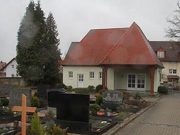 Anders als zunächst vorgesehen soll nun doch nur eine Toilette in das Ebensfelder Leichenhaus eingebaut werden. Diese soll aber größer sein als ursprünglich geplant, und sie soll auch für Behinderte leicht zugänglich sein. Foto: Matthias Einwag