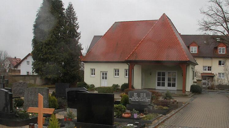 Anders als zunächst vorgesehen soll nun doch nur eine Toilette in das Ebensfelder Leichenhaus eingebaut werden. Diese soll aber größer sein als ursprünglich geplant, und sie soll auch für Behinderte leicht zugänglich sein. Foto: Matthias Einwag