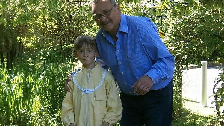 Manfred Zeitler hat mit seiner Leidenschaft für das Imkern seinen Enkel Max angesteckt. Foto: Heike Schülein