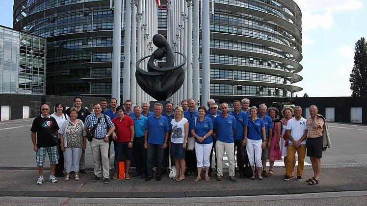 Radsportler und Begleitpersonen aus den Partnergemeinden Oerlenbach und Douvres vor dem Europarlament in Straßburg.
