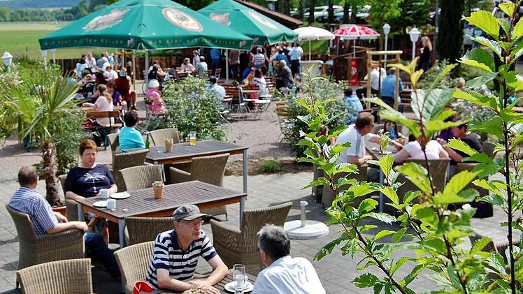 Tagsüber ist der Biergarten des "Salinenblick" ein beliebter Treffpunkt von Wanderern und Ausflüglern. doch um das Gasthaus rentabel zu bewirtschaften, wurden weitere Standbeine entwickelt. Fotos: Sigismund von Dobschütz