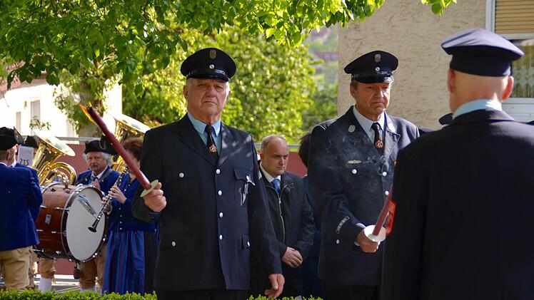 Gedenken am Lindenplatz: Die Wollbacher Fackelträger. Foto: Kathrin Kupka-Hahn