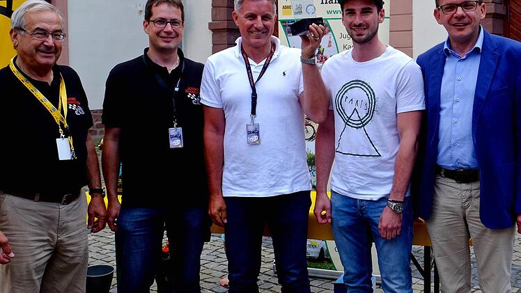 Von links: Ehrenvorsitzender Johannes Deinlein, Vorsitzender Ralf Deinlein, Sieger in der Herrenwertung Gerd Kunert, Beifahrer Maximilian Kunert und Bürgermeister Armin Warmuth. Foto: Gerd Schaar