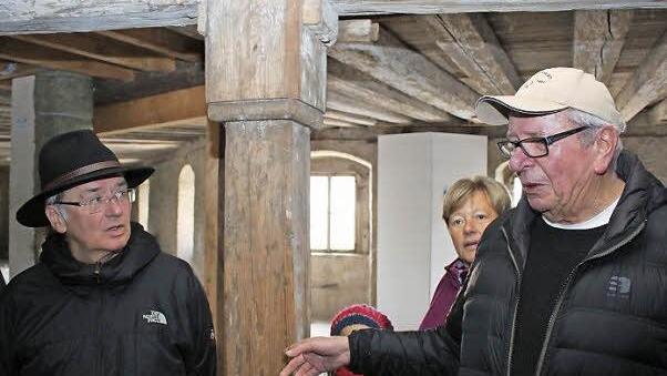 Sigurd Kohler (rechts) erinnert sich: Auf dem Dachboden des alten Schlosses trockneten seine Schwiegereltern einst Kräuter. Foto: Evi Seeger