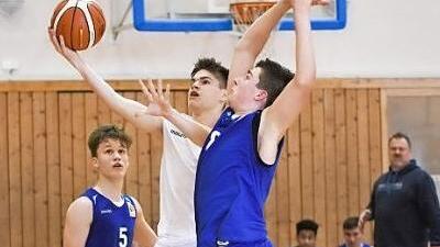 Louis Heinrich (mit Ball) von den Regnitztal Baskets setzt sich in Brettn&auml;he durch.  Foto: privat