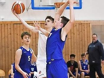 Louis Heinrich (mit Ball) von den Regnitztal Baskets setzt sich in Brettn&auml;he durch.  Foto: privat