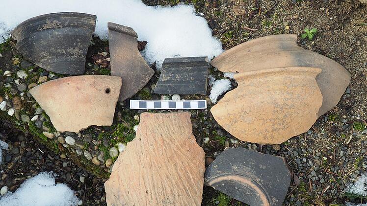 Archäologische Fundstücke aus Münnnerstadt: frühzeitliche Drehscheibenkeramik.Oliver Sprecht