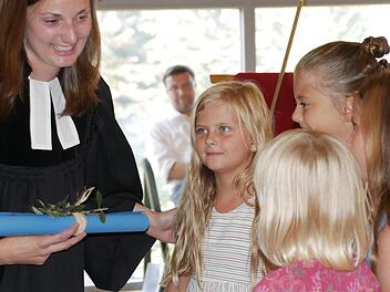 Die Kirchenmäuse verabschiedeten sich von ihrer Pfarrerin mit einem Geschenk.Manja von Nida