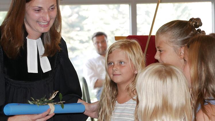 Die Kirchenmäuse verabschiedeten sich von ihrer Pfarrerin mit einem Geschenk.Manja von Nida
