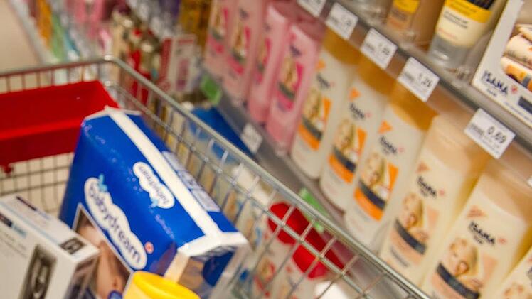 Eine 33-J&auml;hrige schlug am Donnerstagabend in einem Bamberger Drogeriemarkt wild um sich, nachdem sie beim Stehlen ertappt worden war. Foto: Christoph Schmidt/dpa