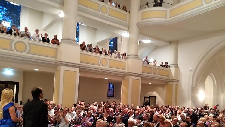Reichlich Applaus gab es für das Sinfoniekonzert, das die Royal Choral Society unter Leitung von Richard Cooke gemeinsam mit dem Chor und dem Philhamronischen Orchester des Landestheaters Coburg in der Morizkirche gestaltete.Foto: Jochen Berger