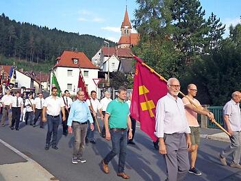Die Fahnenabordnungen der KAB Steinberg sowie der Patenvereine Friesen und Wilhelmsthal Foto: Schülein