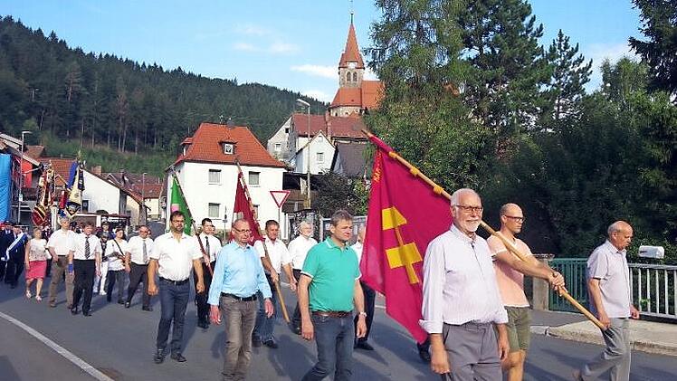 Die Fahnenabordnungen der KAB Steinberg sowie der Patenvereine Friesen und Wilhelmsthal Foto: Schülein
