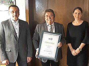 Eine Auszeichnung des bayer. Tennisverbandes erhielt Josef Geiger (Mitte). Mit im Bild Norbert Kraus und Christina Hammerschmidt Foto: pr