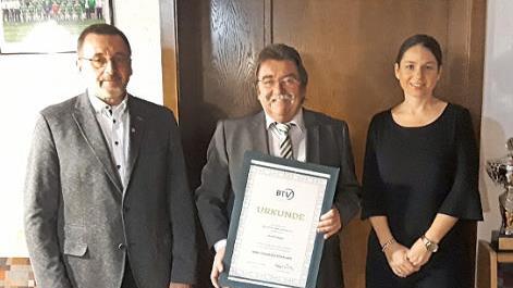 Eine Auszeichnung des bayer. Tennisverbandes erhielt Josef Geiger (Mitte). Mit im Bild Norbert Kraus und Christina Hammerschmidt Foto: pr