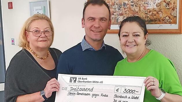 Andreas Krischke &uuml;bergab den symbolischen Spendenscheck an Michaela L&ouml;ffler (links) und Martina Stauch vom Verein "Gemeinsam gegen Krebs".  Foto: Karl-Heinz Hofmann