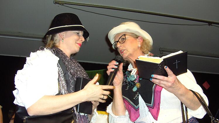 Sonja Sell und Bärbel Pfülb sorgten für die "Publikums"-Segnung mit Weihwasser. Foto: Udo Sell