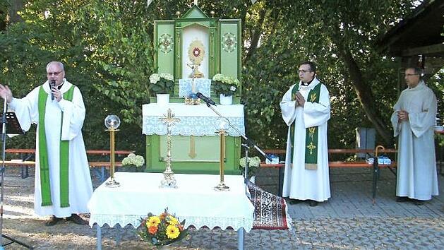 Kilian Kemmer verabschiedete Dominik Syga und Christian Lauger (v. l.). Foto: Hermann Proksch