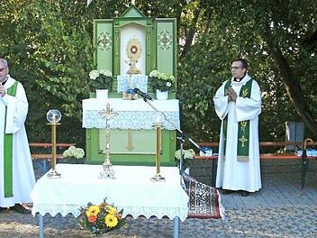 Kilian Kemmer verabschiedete Dominik Syga und Christian Lauger (v. l.). Foto: Hermann Proksch