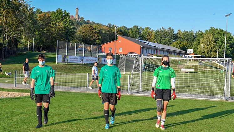 Beim Betreten und Verlassen des Fußballplatzes muss ein Mundschutz getragen werden