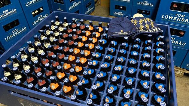 Benno Wirth verkauft im Lockdown K&auml;sten mit 120 Flaschen Bier. Den fehlenden Umsatz kann er damit aber nicht ausgleichen. Foto: Brauerei