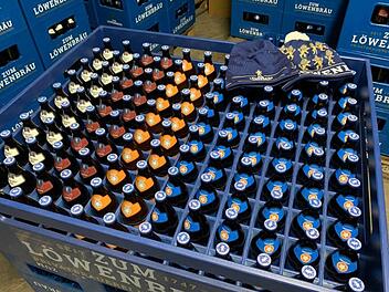 Benno Wirth verkauft im Lockdown Kästen mit 120 Flaschen Bier. Den fehlenden Umsatz kann er damit aber nicht ausgleichen. Foto: Brauerei