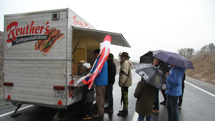 Unter der Brücke unterhalb der Pressecker Straße gab es Bratwürste und Getränke.