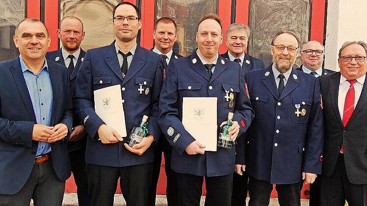 Für 25 Jahre Feuerwehrdienst wurden Matthias Faßold und Andreas Lauterbach mit dem staatlichen Ehrenzeichen in Silber ausgezeichnet. Unser Bild zeigt (von links) Bürgermeister Alexander Wunderlich, Kommandant Reiner Hahn, Andreas Lauterbach, Kreis...