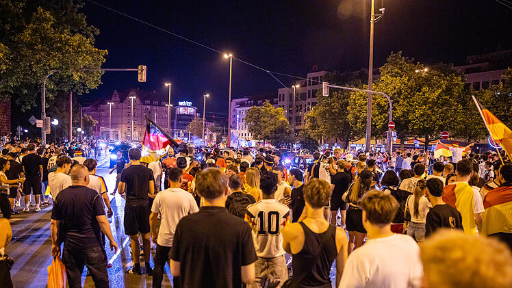 Autokorso, Pyrotechnik und Jubel: Fans feiern WM-Sieg der Deutschen in N&uuml;rnberg