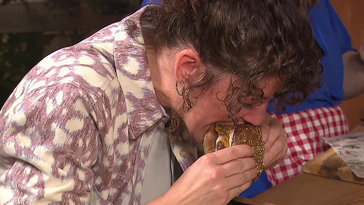 Nicht leicht zu essen: Julia (34) "genie&szlig;t" Kevins Burger.