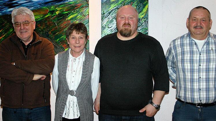 Der OGV hat am Freitag seinen Vorstand neu gewählt. Unser Bild zeigt von links: Heinz Wirsching (Kassier), Renate Zinner (Schriftführerin), Johannes Lang (Vorsitzender) und Alfred Adam (2. Vorsitzender).