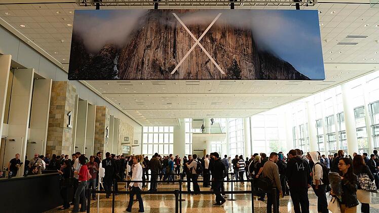 Dieser Banner zeigt das neue Apple-Betriebssystem Yosemite im Foyer des Moscone West Center in San Francisco. Foto: John G. Mabanglo/dpa