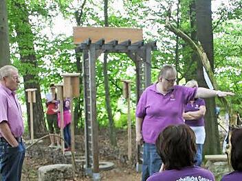 Vereinsmitglieder erklären Interessierten den Inneren Kreis und Trimm-Dich-Pfad. Foto: Franziska Knobloch