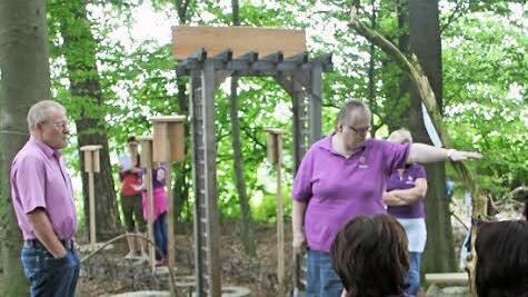 Vereinsmitglieder erklären Interessierten den Inneren Kreis und Trimm-Dich-Pfad. Foto: Franziska Knobloch